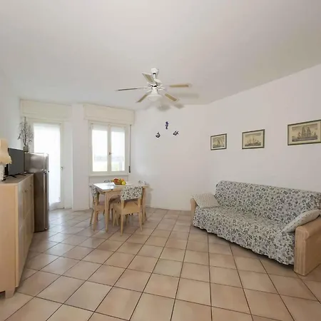 Apartament In 21783 *